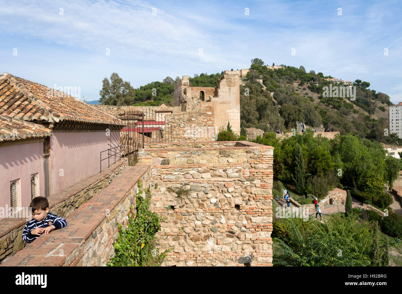 Murs extérieurs de fortification mauresque Gibralfaro, l'Alcazaba en arrière-plan, Malaga, Andalousie, Espagne Banque D'Images
