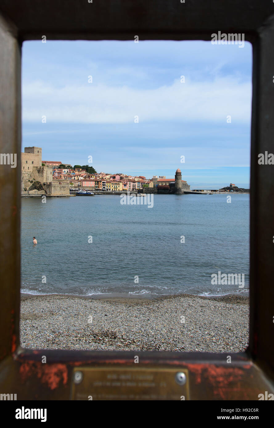 Vue à travers l'un des windows artistique sur la baie de Collioure. France Banque D'Images