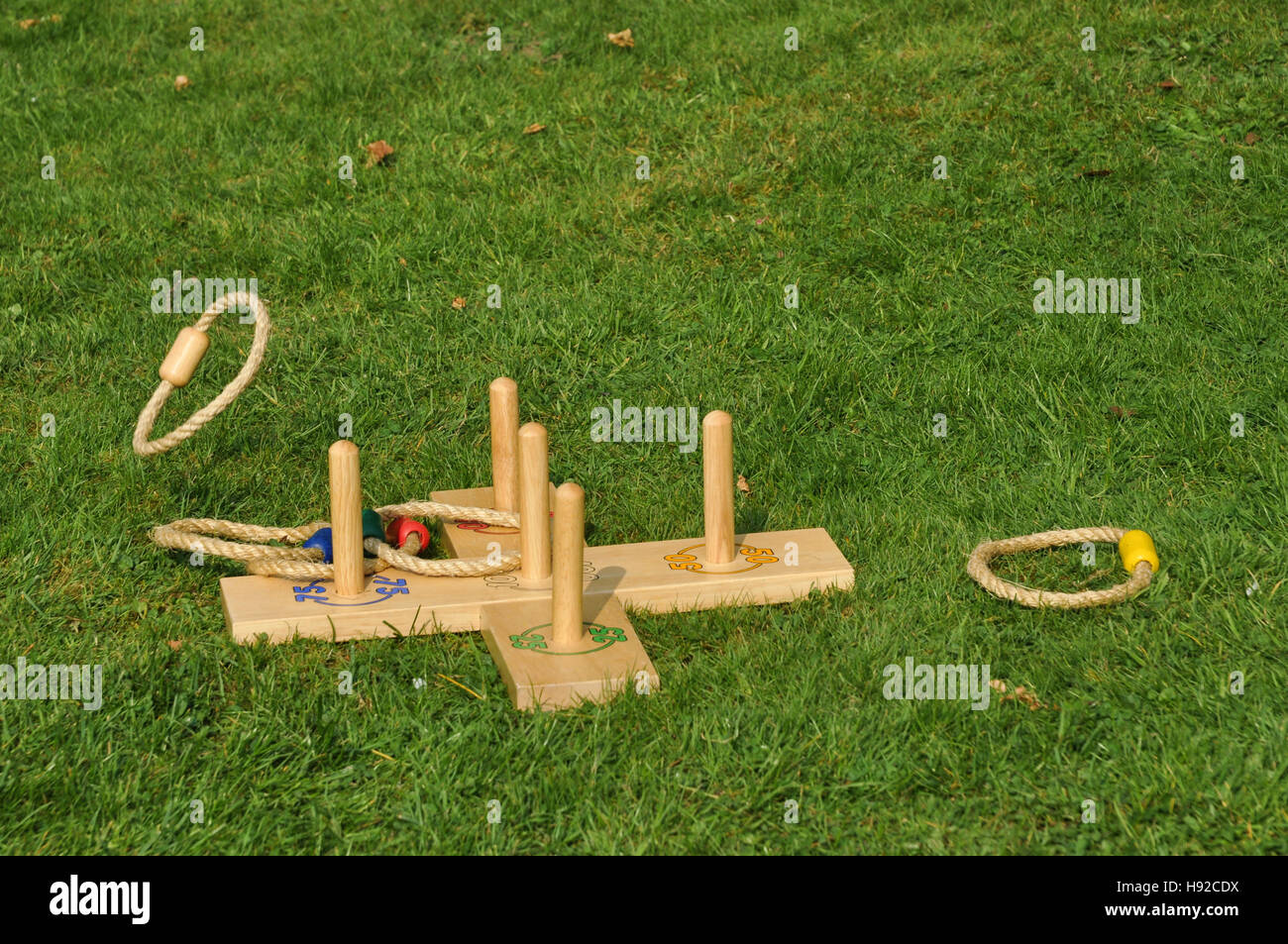 Quoits, hoopla, ring toss en plein air, sur la pelouse du jardin Banque D'Images