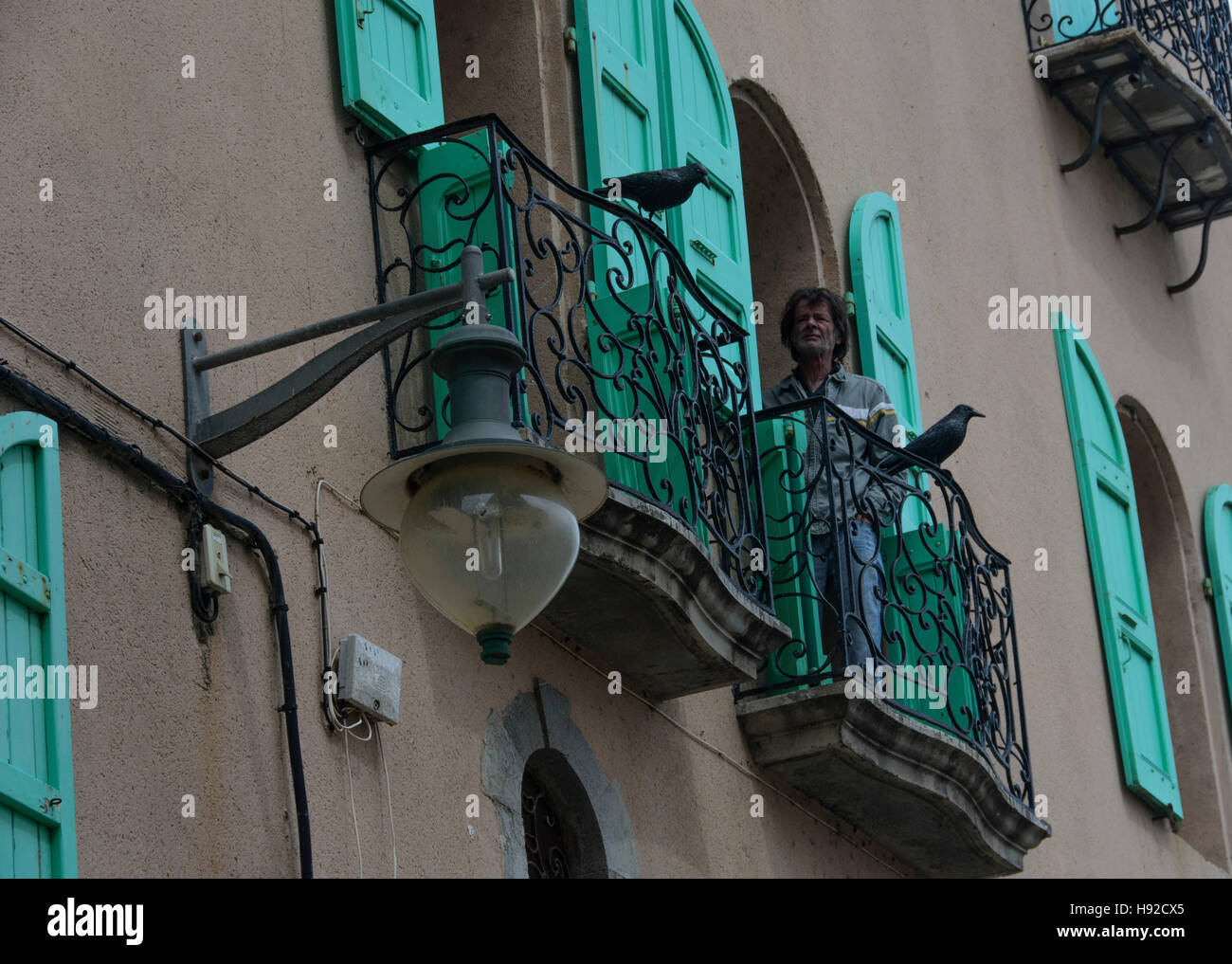 Personne de sexe masculin sur le balcon d'un hotel à Collioure. France Banque D'Images