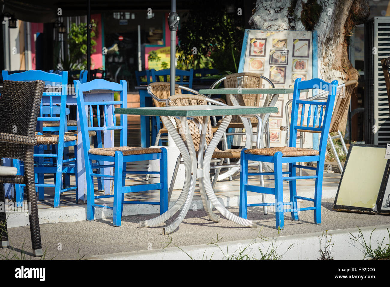 Table et chaises en bois bleu à taverne grecque traditionnelle Banque D'Images