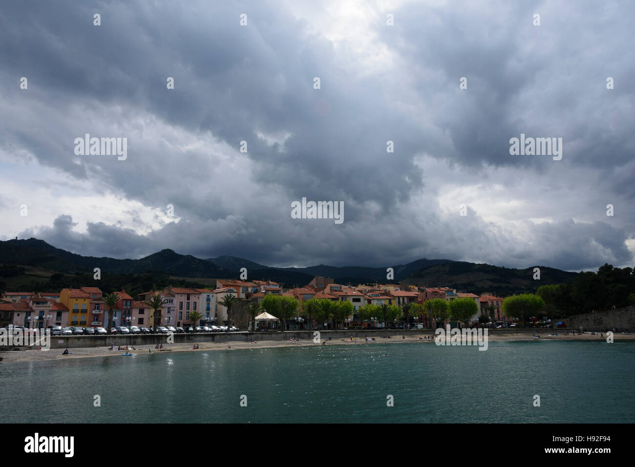 Sombres nuages au-dessus de la plage et d'hôtels sur la baie de Collioure. France Banque D'Images