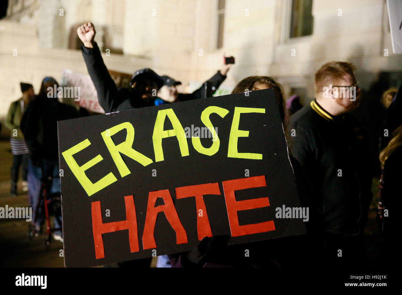 Indianapolis, Indiana, USA. 12 Nov, 2016. Anti-Trump manifestants tenir signes et marche contre le président élu des Etats-Unis, Donald Trump et son colistier vice-président élu Mike Pence. Les manifestants qui allaient de musulmans, Black vit Affaire des militants, membres de la communauté LGBTQ, les femmes, les immigrants et les autres, sont en colère au sujet des politiques proposées par l'atout, et qu'il n'a pas été élu par le vote populaire, mais sera élu par le collège électoral. Sept manifestants ont été arrêtés au cours de la marche, et à un moment donné, la police a utilisé des balles en caoutchouc et des balles de poivre contre des membres de la Banque D'Images