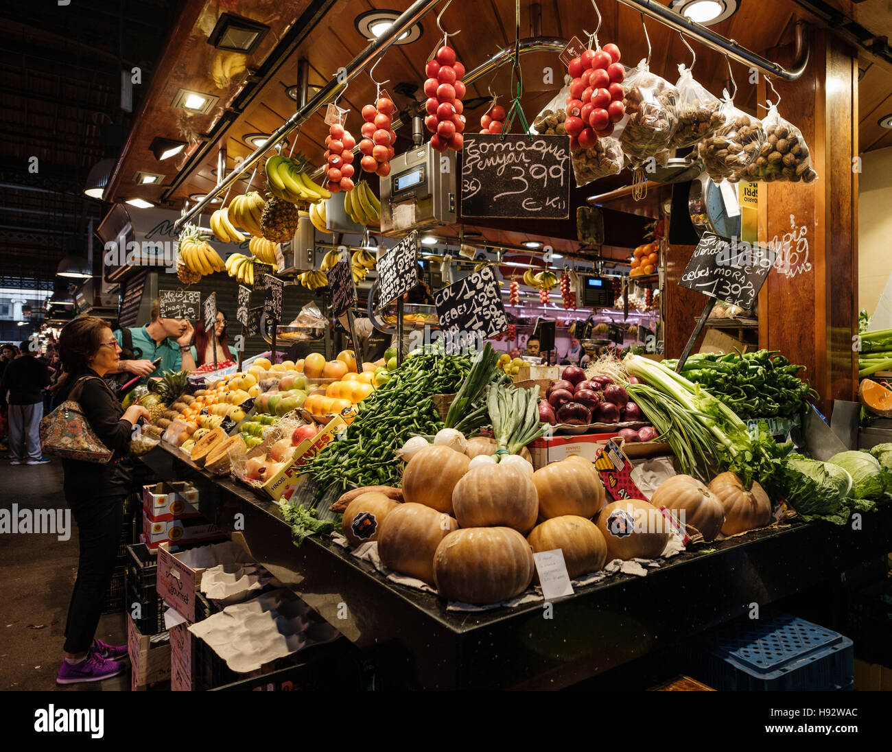 La Boqueria, un grand marché couvert, côté de Las Ramblas à Barcelone,  Espagne Photo Stock - Alamy