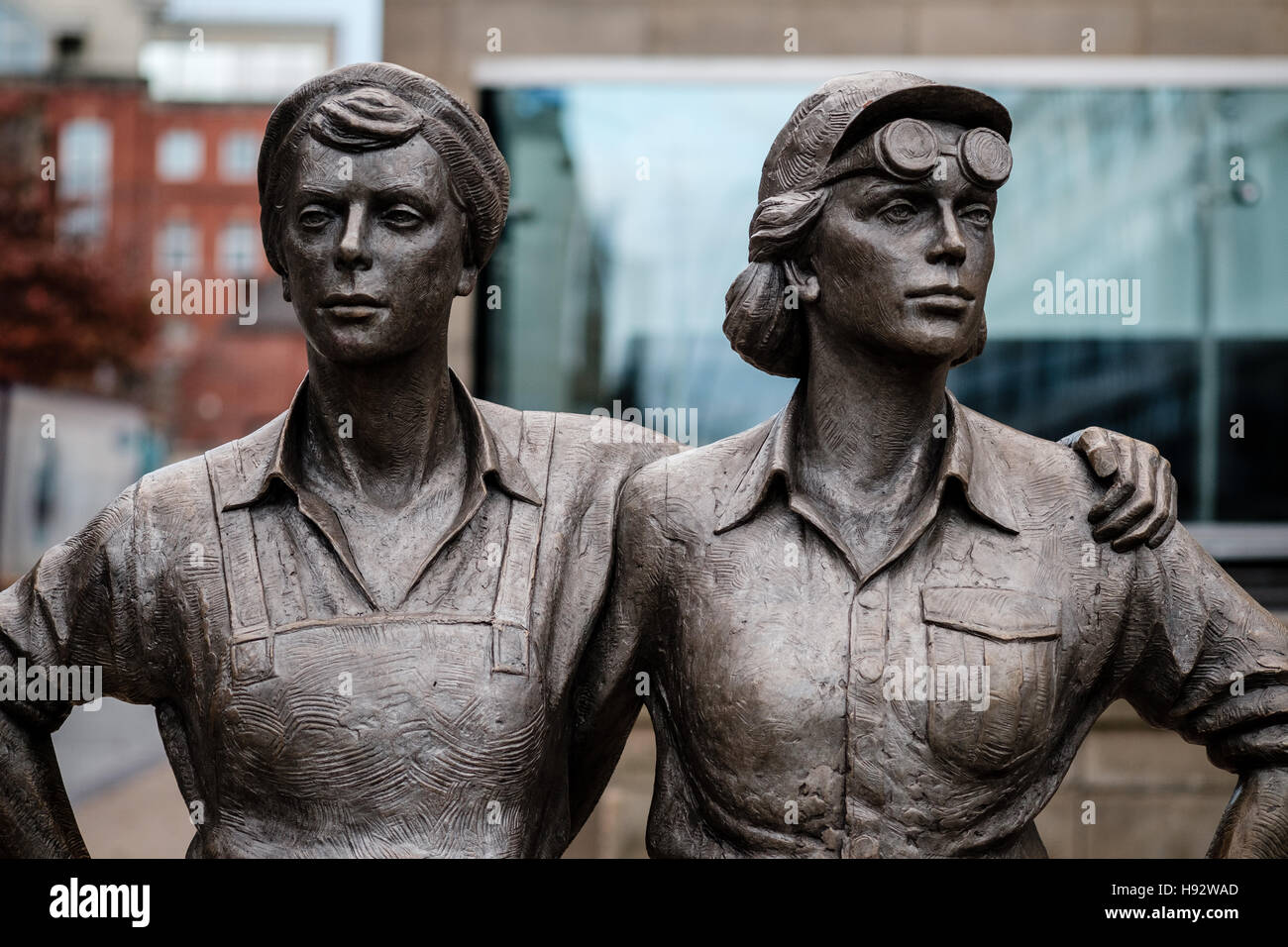 Les femmes d'acier sculpture de bronze dans le centre-ville de Sheffield, par le sculpteur Martin Jennings. Banque D'Images