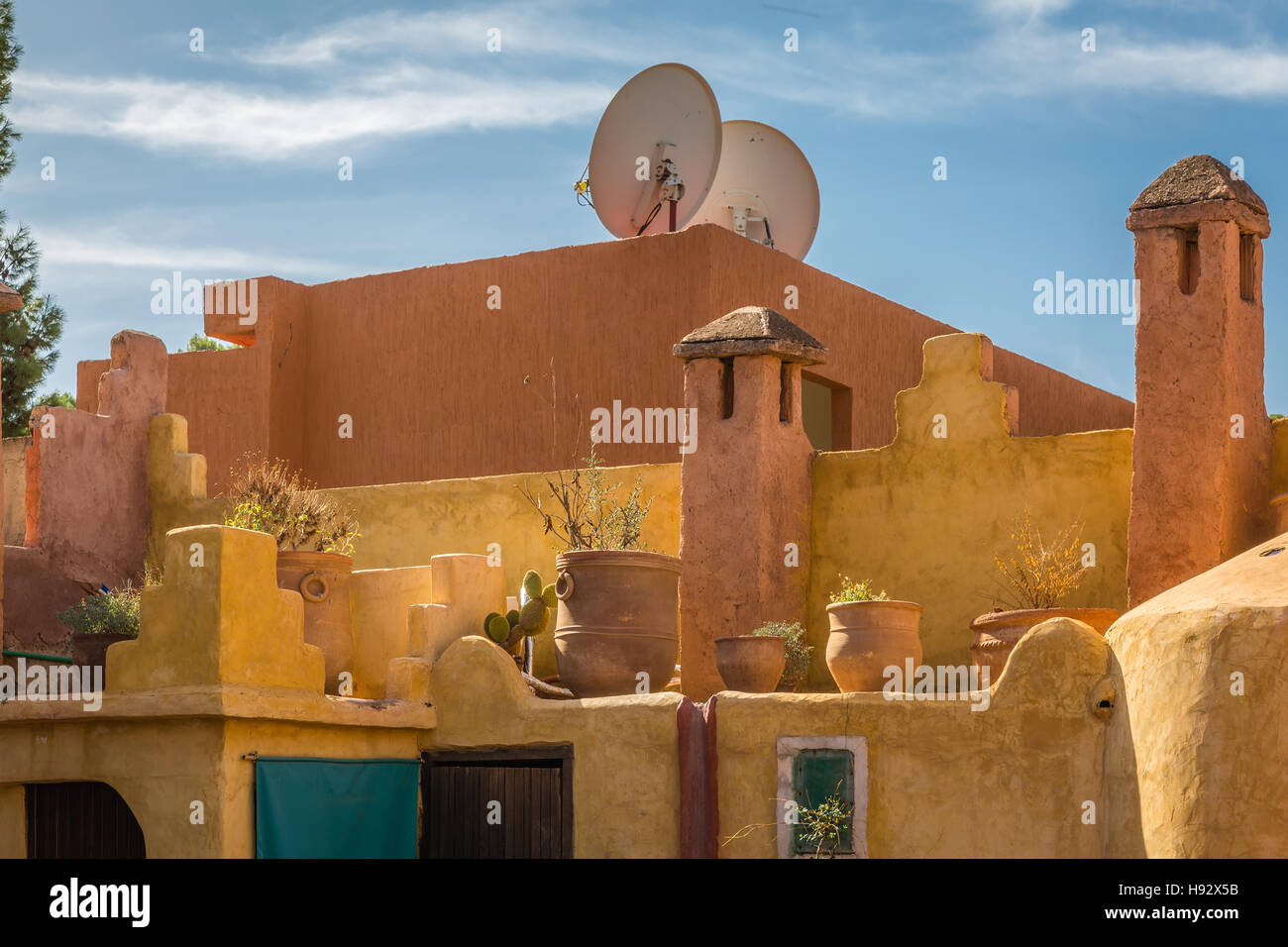 Le toit-terrasse maison typique marocaine par ozoud cascades. Banque D'Images