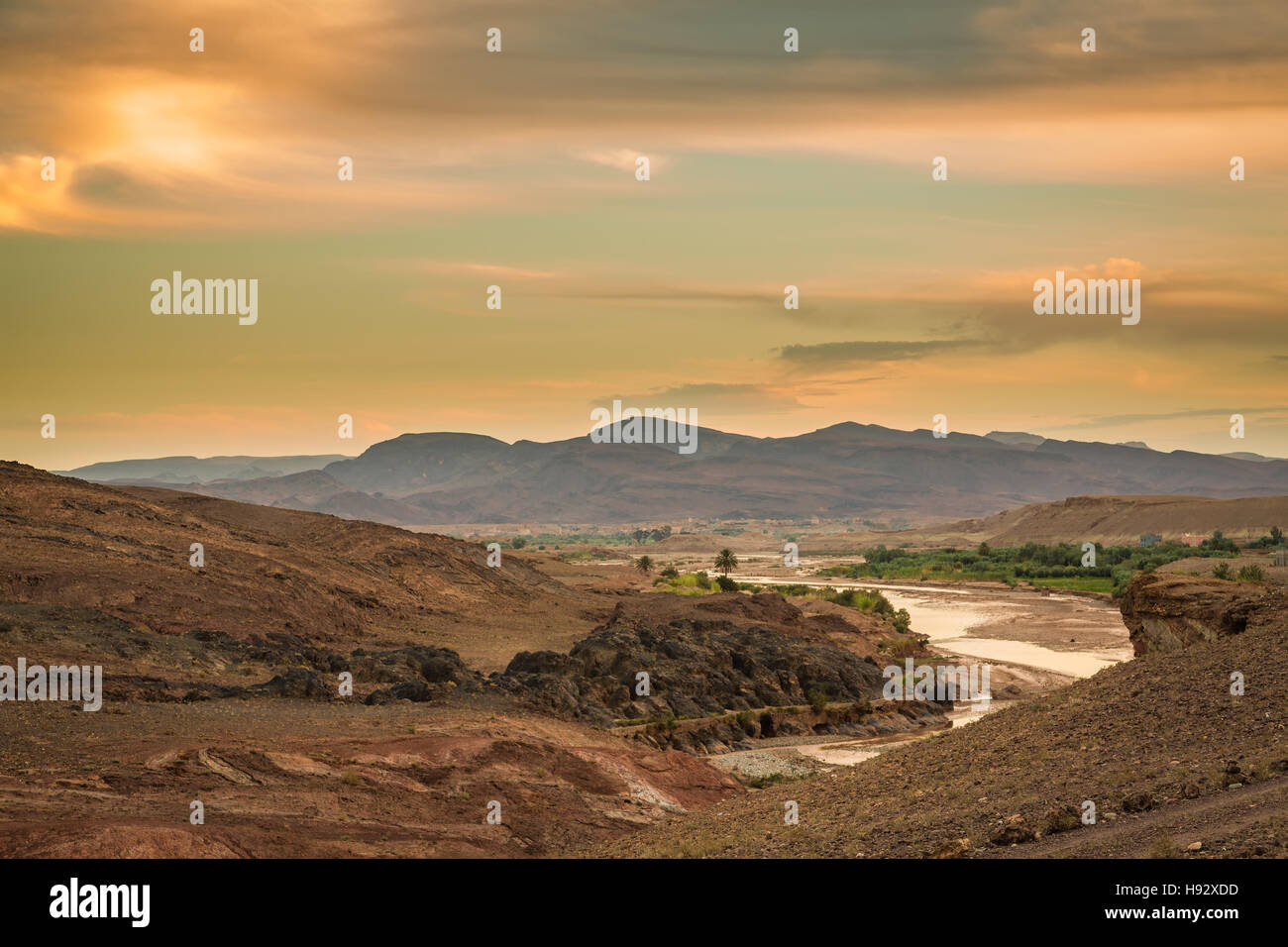 Crépuscule sur le wadi dans les contreforts de l'atlas au Maroc. Banque D'Images