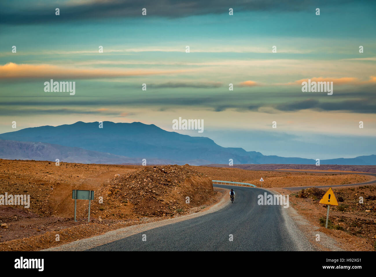 La route menant de l'Atlas au Maroc. Au Maroc Les routes sont en bon état technique. Banque D'Images