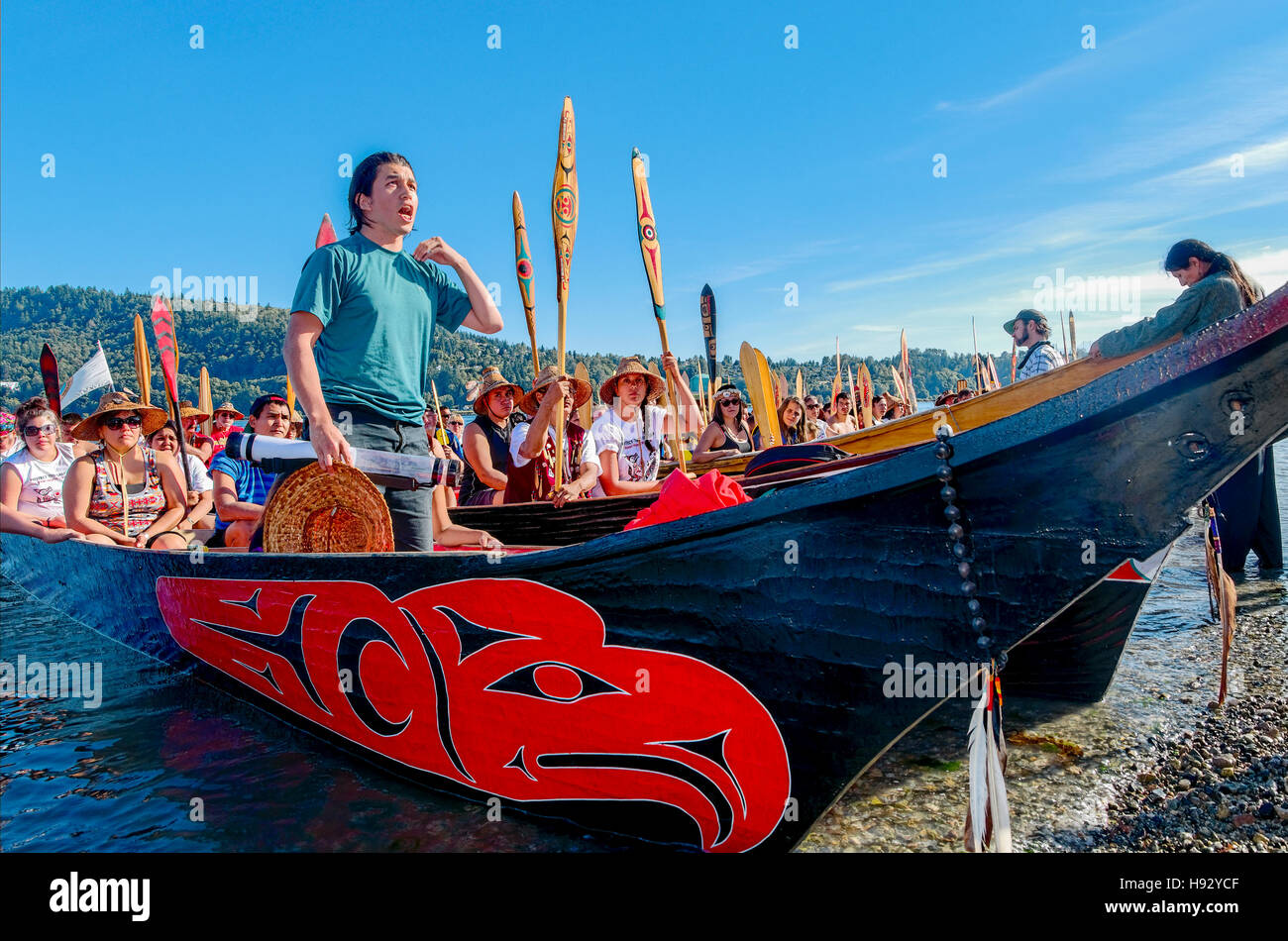 Dustin Rivières, nation de Squamish, Rassemblement de canots pour protéger la mer des Salish, attendant Bienvenue chez Whey-ah-Wichen N. Vancouver. Banque D'Images