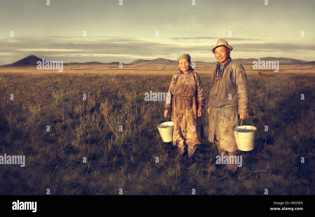 Les agriculteurs du bassin de Mongolie Couple Posing Holding Concept de champs Banque D'Images