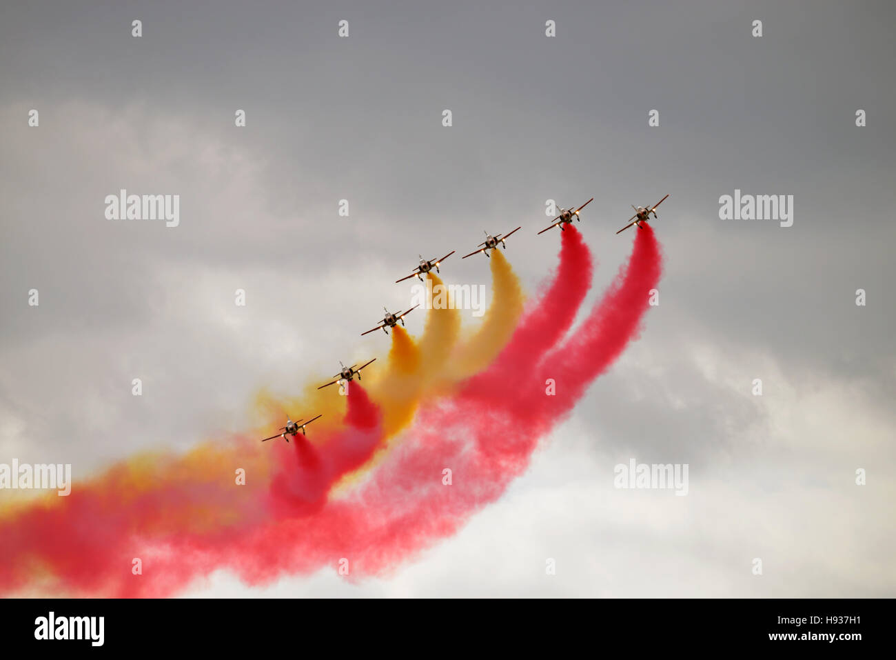 Spanish Air force aerobatic affichent des coupes, Patrulla Aguila, voler par temps nuageux Banque D'Images