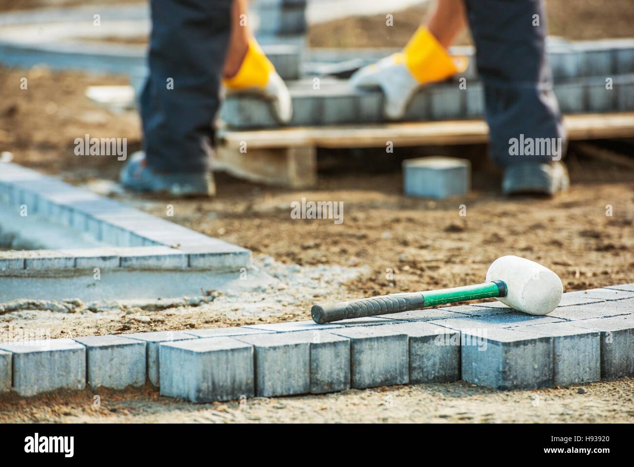 Pavage en brique chemin libre avec certains travailleurs dans l'arrière-plan. Banque D'Images