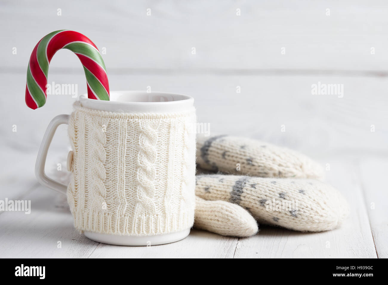 La winter cup en tricot avec Candy Cane Banque D'Images