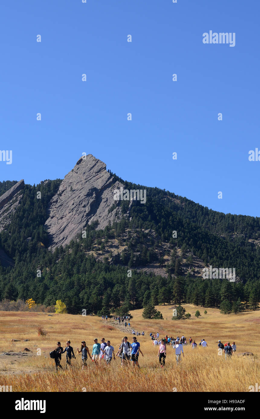 Une parfaite journée d'automne, les randonneurs et les Flatirons Boulder est généralement une destination favorite, comme on peut le voir sur cette photo. Banque D'Images