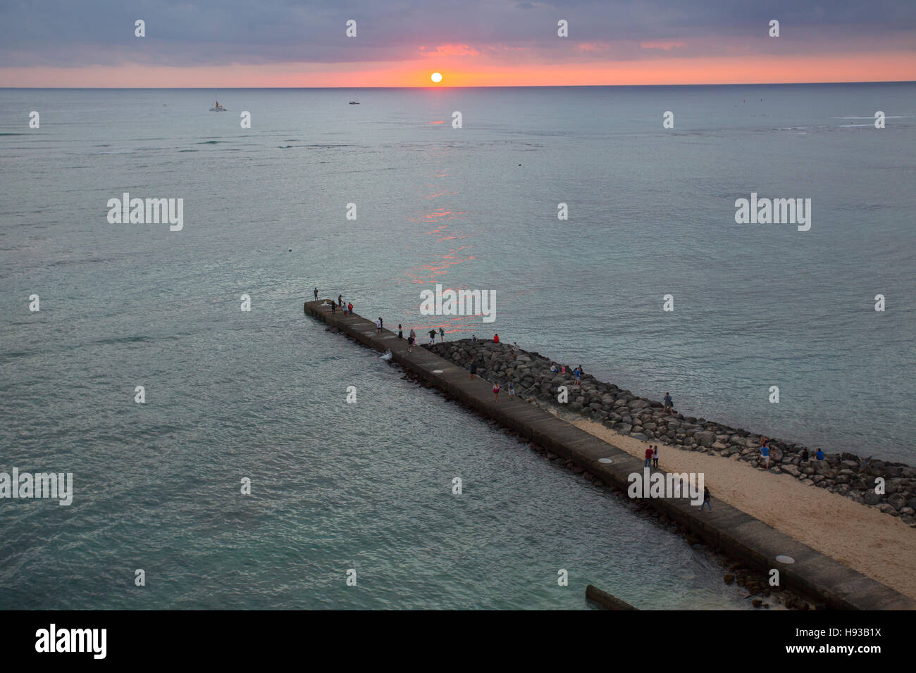 Le coucher du soleil, la plage de Waikiki, Oahu, Hawaii Banque D'Images