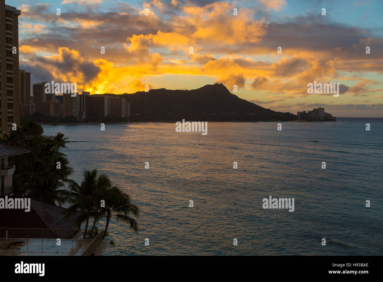 Lever du soleil, Diamond Head, la plage de Waikiki, Oahu, Hawaii Banque D'Images