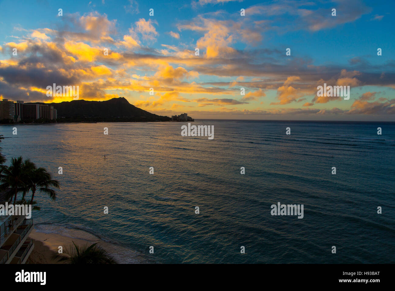 Lever du soleil, Diamond Head, la plage de Waikiki, Oahu, Hawaii Banque D'Images