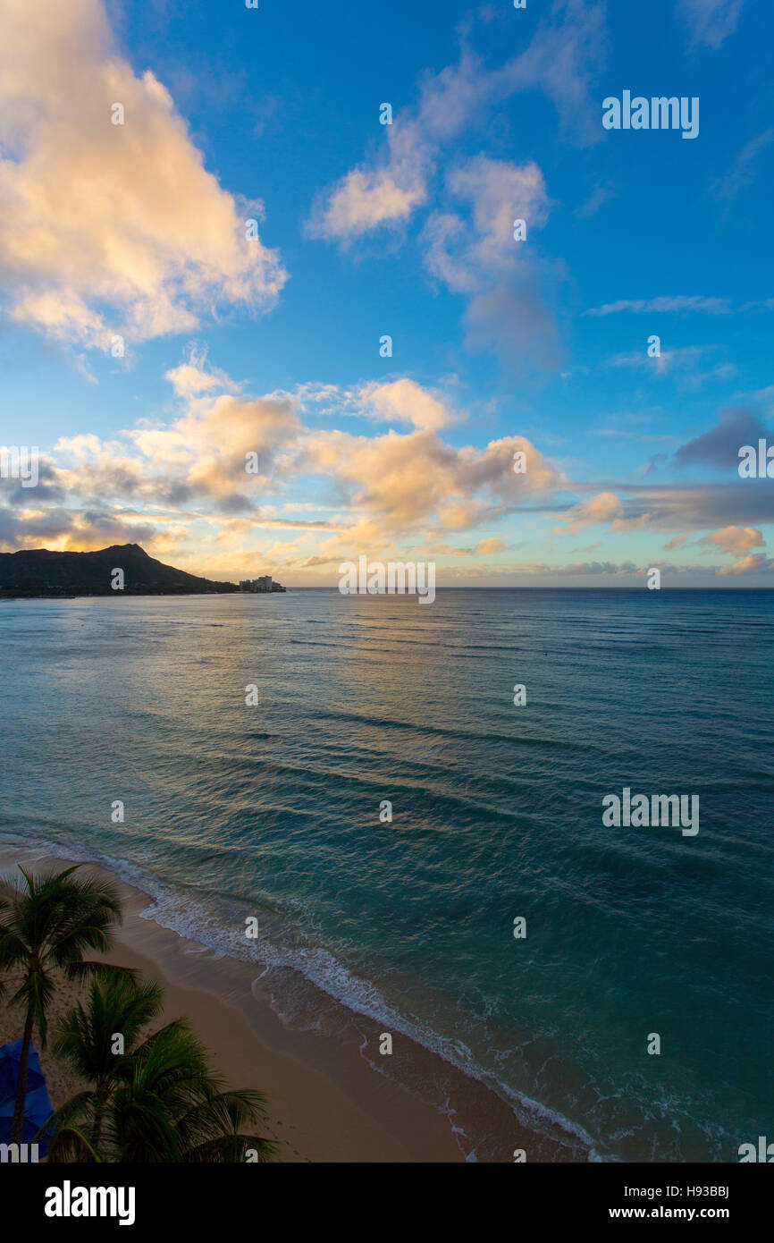 Lever du soleil, Diamond Head, la plage de Waikiki, Oahu, Hawaii Banque D'Images