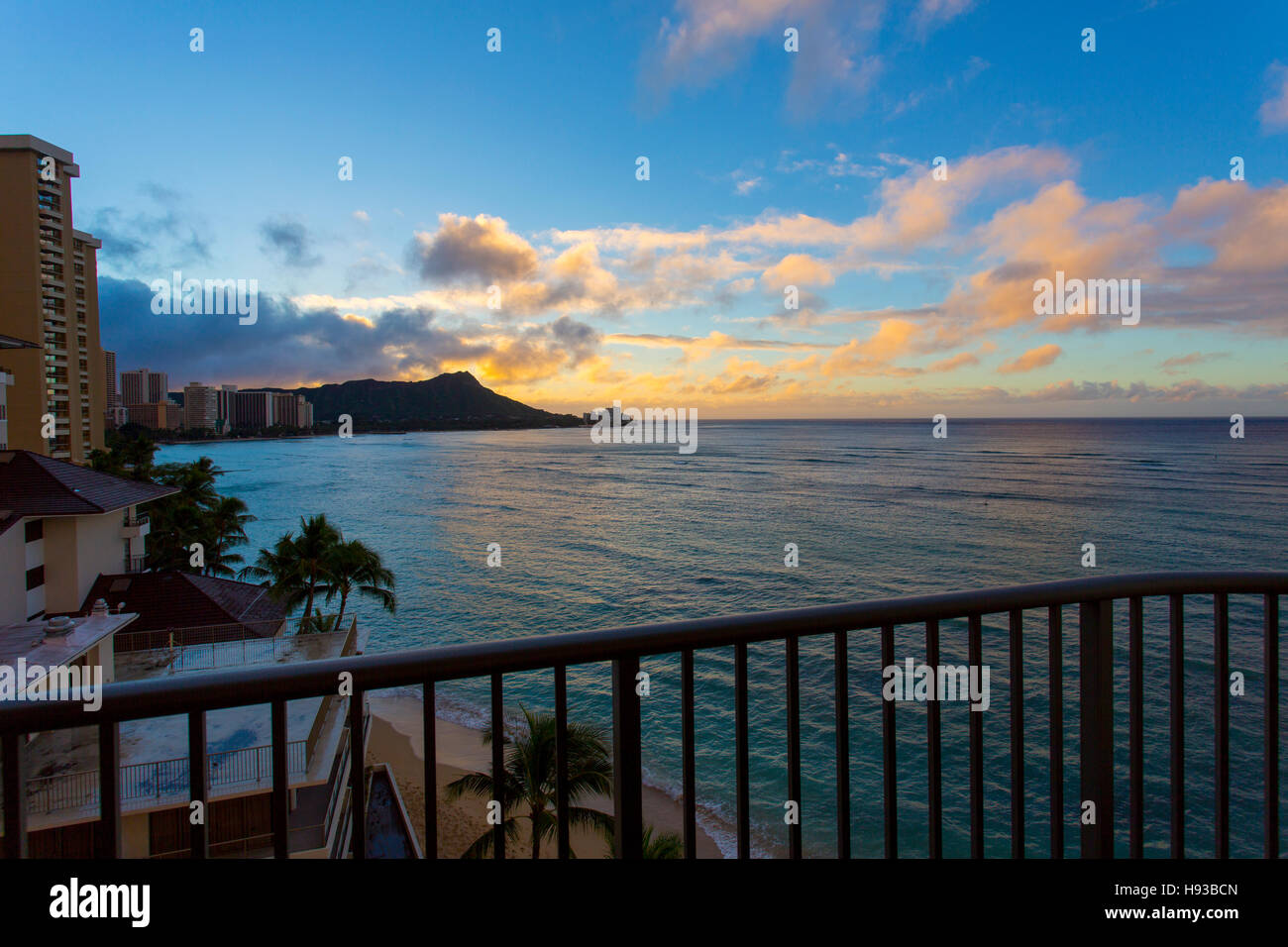 Lever du soleil, Diamond Head, la plage de Waikiki, Oahu, Hawaii Banque D'Images