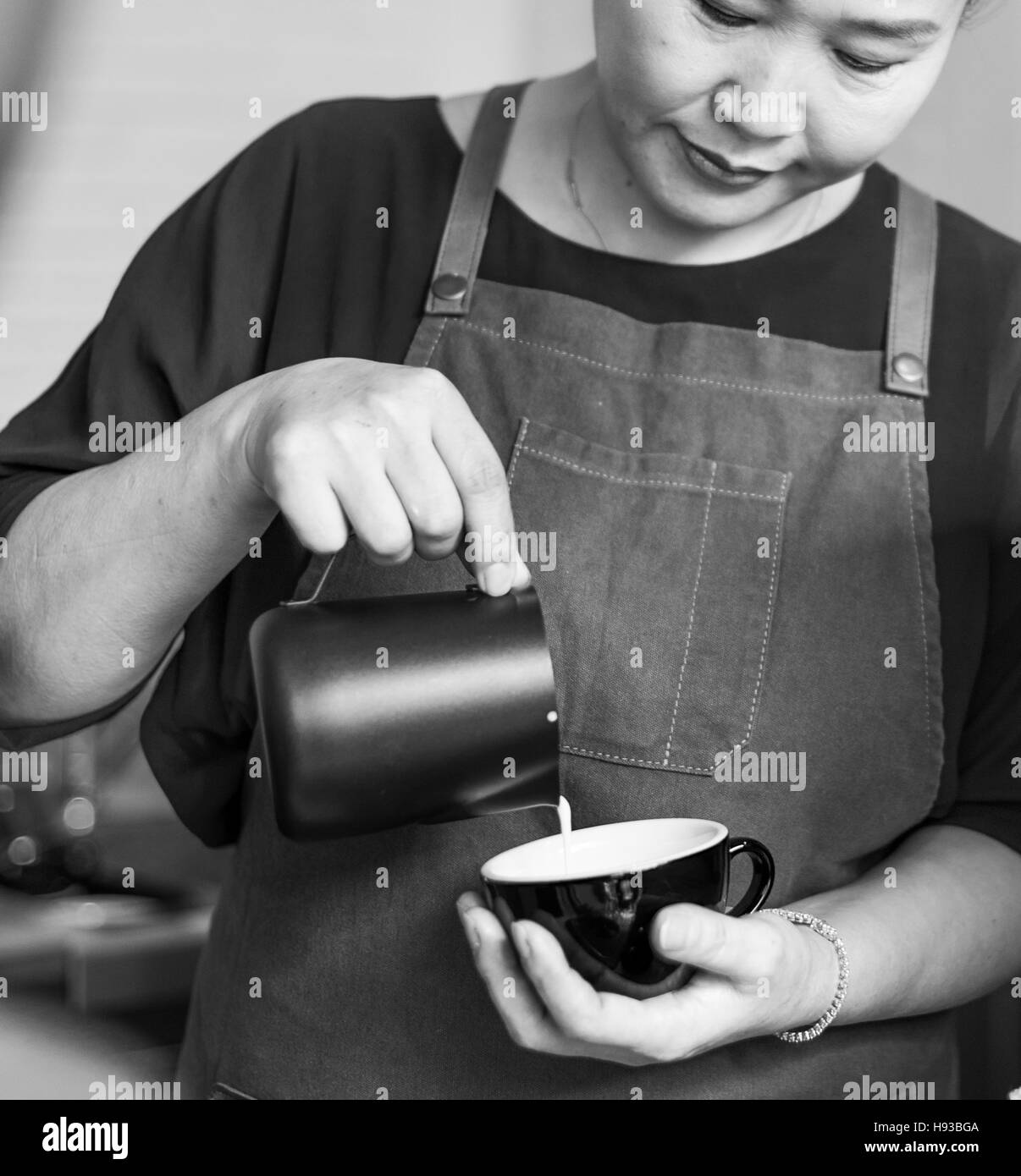 Afin de préparer le café barista Concept Banque D'Images