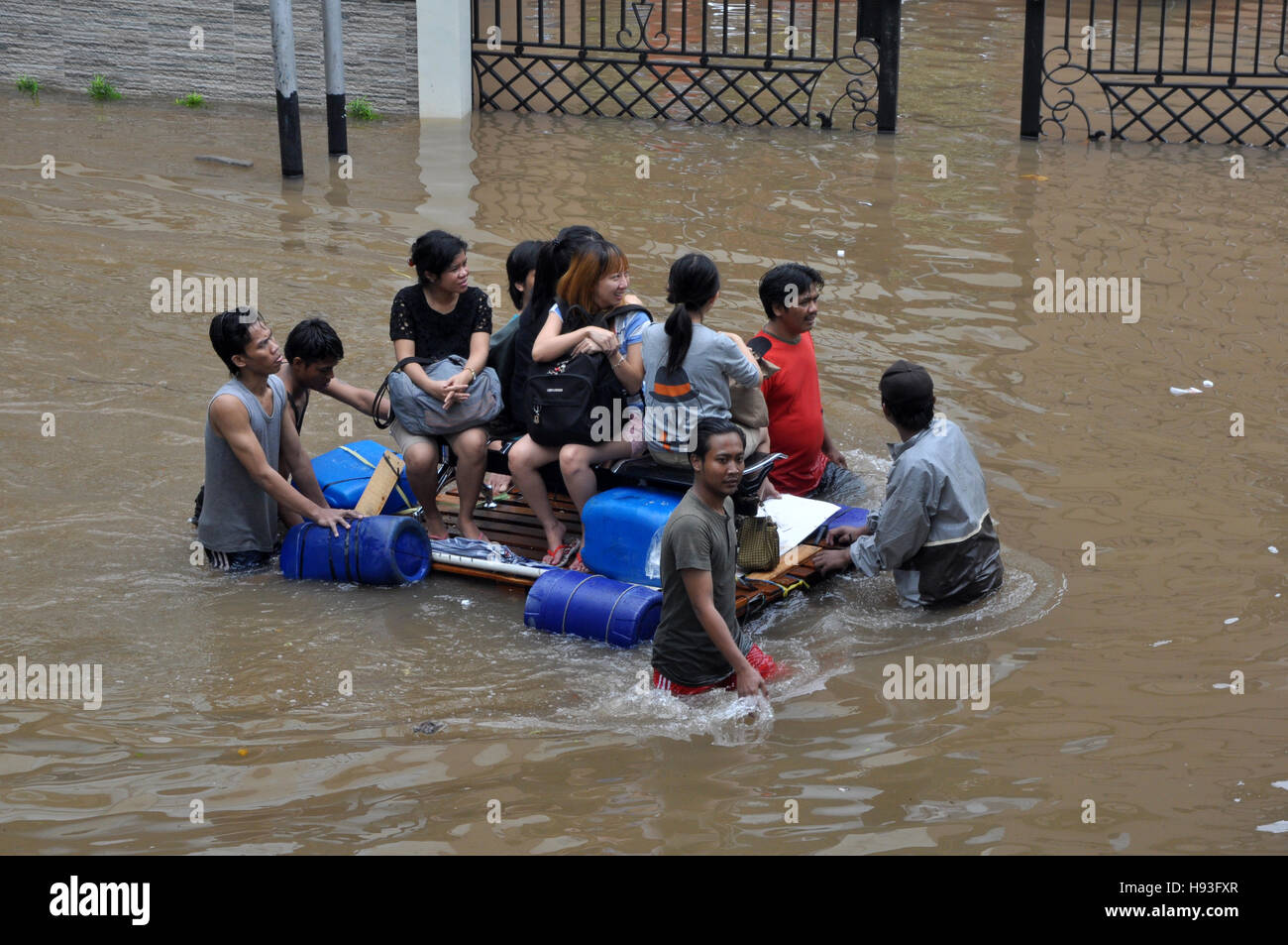 Jakarta, Indonésie - 10 Février 2015 : inondations de Jakarta sur le résident avec des rues en radeau Grogol street, Jakarta, Indonésie. Les ra Banque D'Images