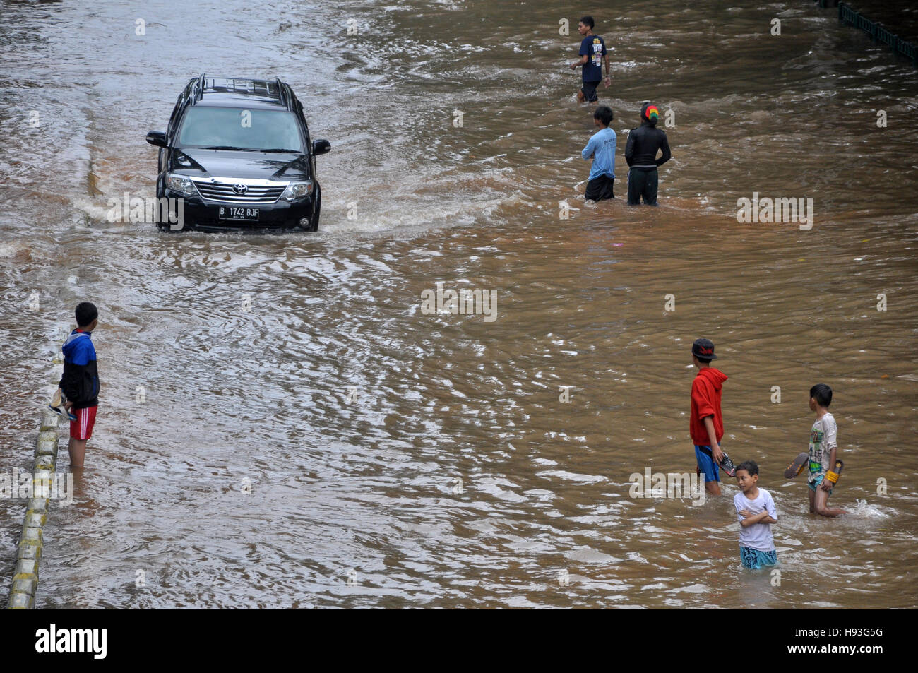 Jakarta, Indonésie - 10 Février 2015 : inondations de Jakarta sur le résident dans la rue Grogol, Jakarta, Indonésie. De fortes pluies ont provoqué des inondations ar Banque D'Images