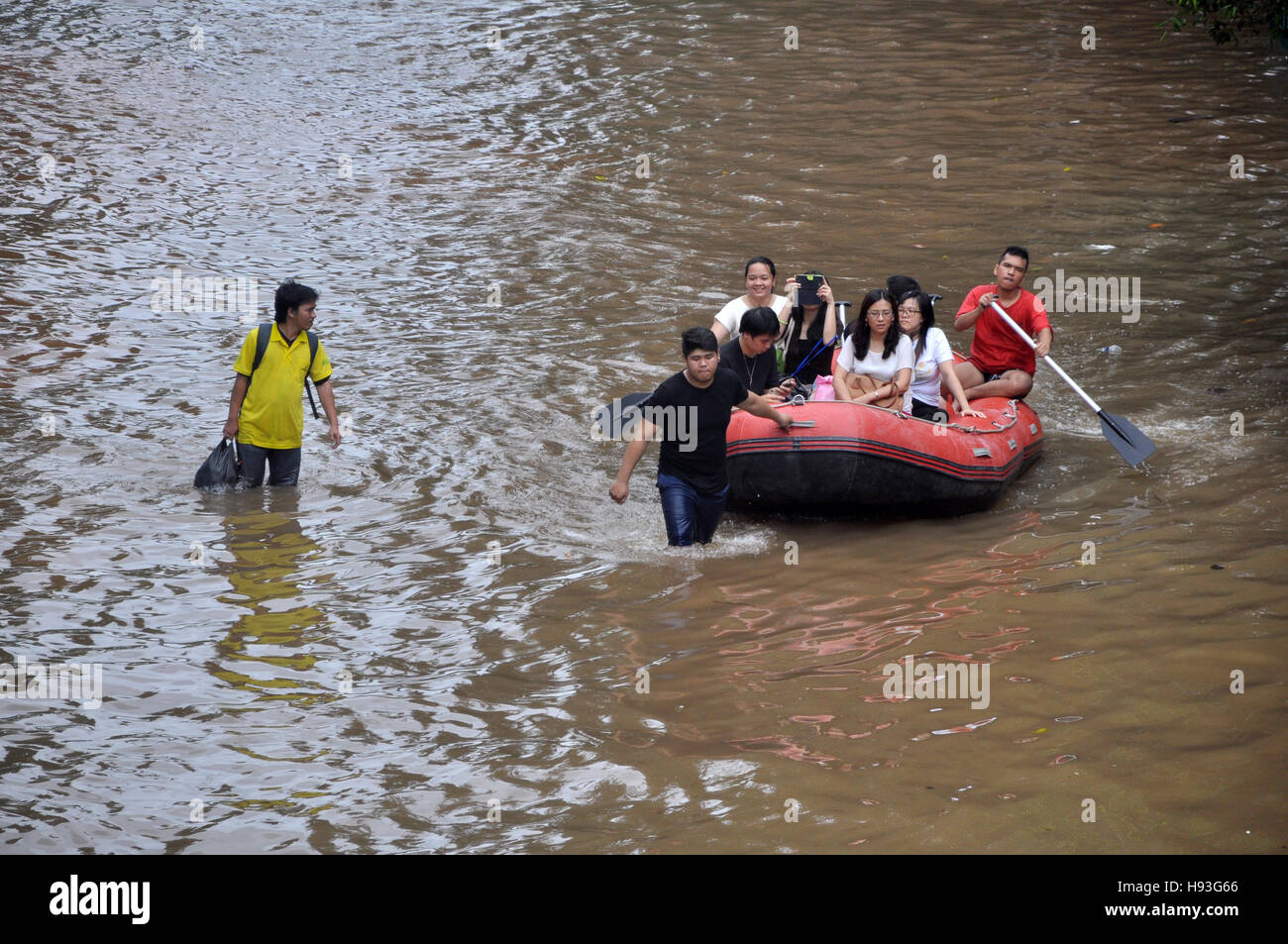 Jakarta, Indonésie - 10 Février 2015 : inondations de Jakarta sur le résident rue avec bateau en caoutchouc à Grogol, Jakarta, Indonésie. Cause de fortes pluies Banque D'Images