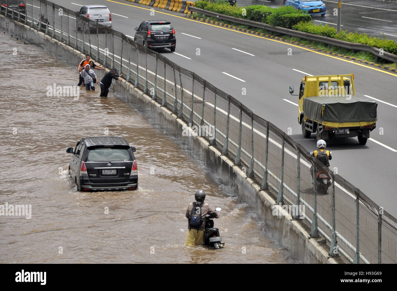 Jakarta, Indonésie - 10 Février 2015 : inondations de Jakarta sur le résident dans la rue Grogol, Jakarta, Indonésie. De fortes pluies ont provoqué des inondations ar Banque D'Images