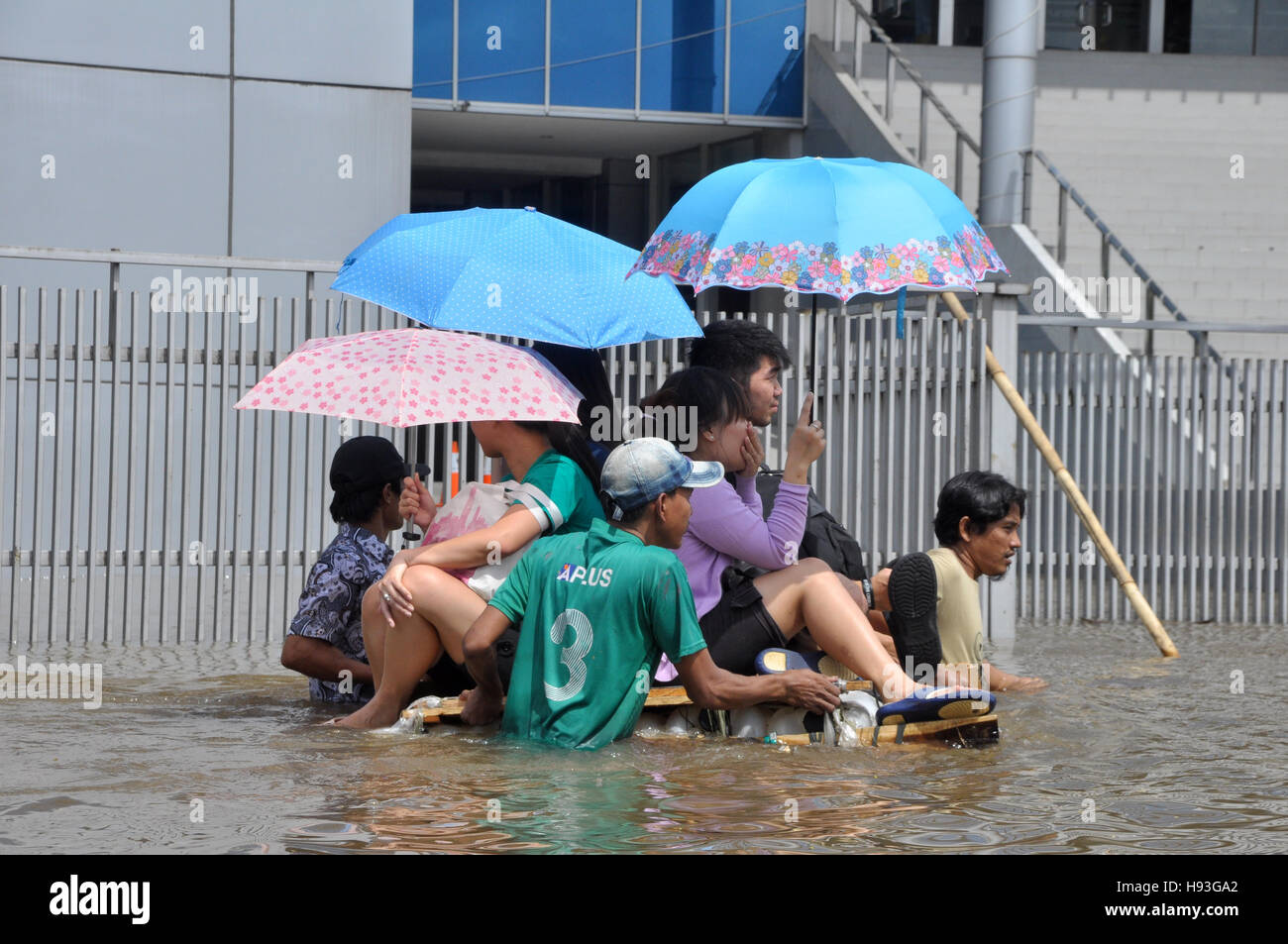 Jakarta, Indonésie - 10 Février 2015 : inondations de Jakarta sur le résident avec des rues en radeau Grogol, Jakarta, Indonésie. Les fortes pluies cau Banque D'Images
