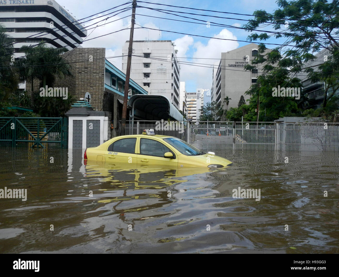 Jakarta, Indonésie - 10 Février 2015 : un taxi ont été pris au piège dans l'inondation de Grogol Street, Jakarta, Indonésie. Banque D'Images