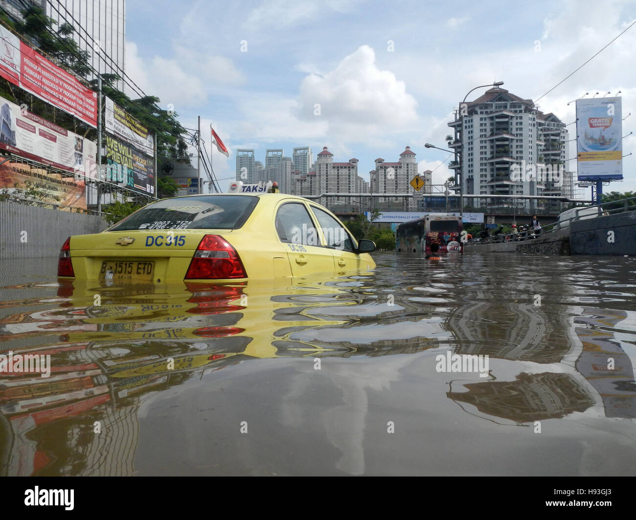 Jakarta, Indonésie - 10 Février 2015 : un taxi ont été pris au piège dans l'inondation de Grogol Street, Jakarta, Indonésie. Banque D'Images