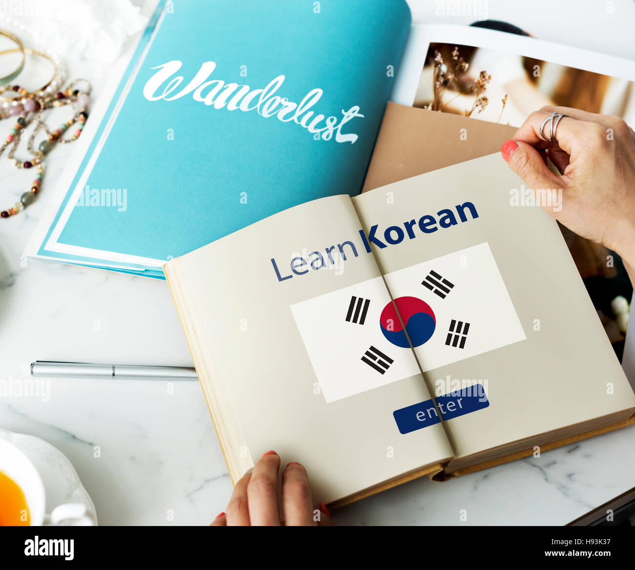 Apprendre Le Coreen En Ligne Apprendre le coréen en ligne Concept d'éducation de langue Photo Stock -  Alamy