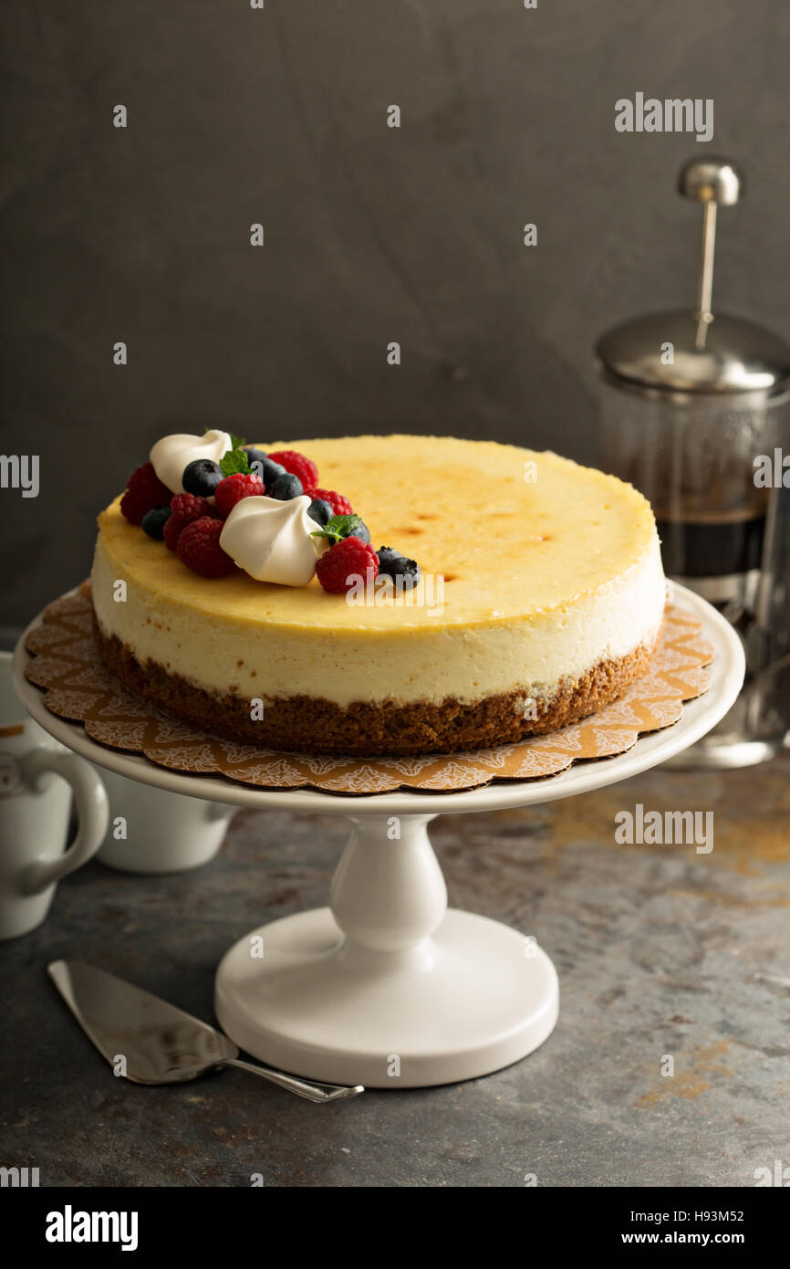 New York cheesecake sur un cake stand Banque D'Images