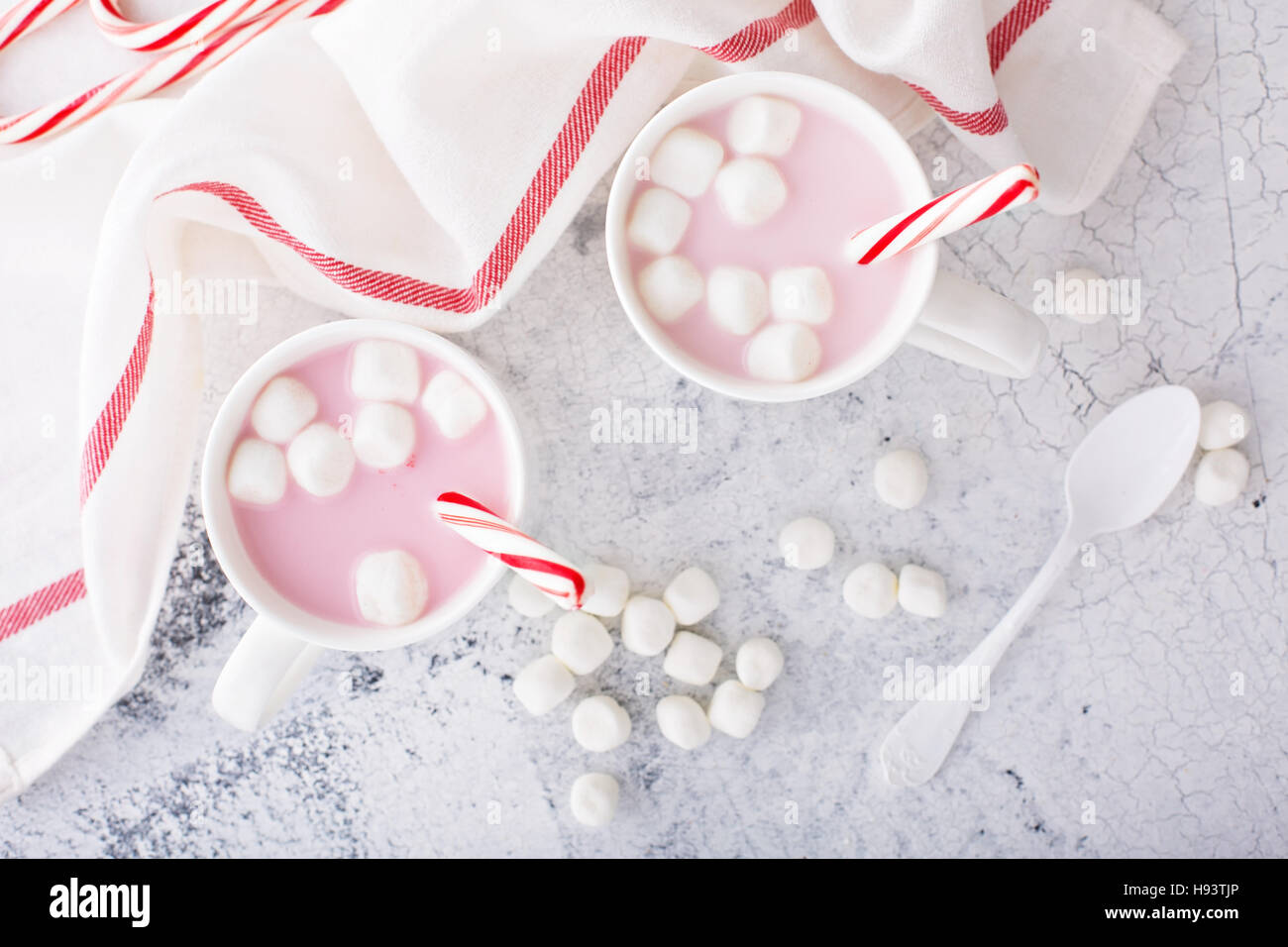 Chocolat chaud à la menthe avec des cannes de bonbon Banque D'Images