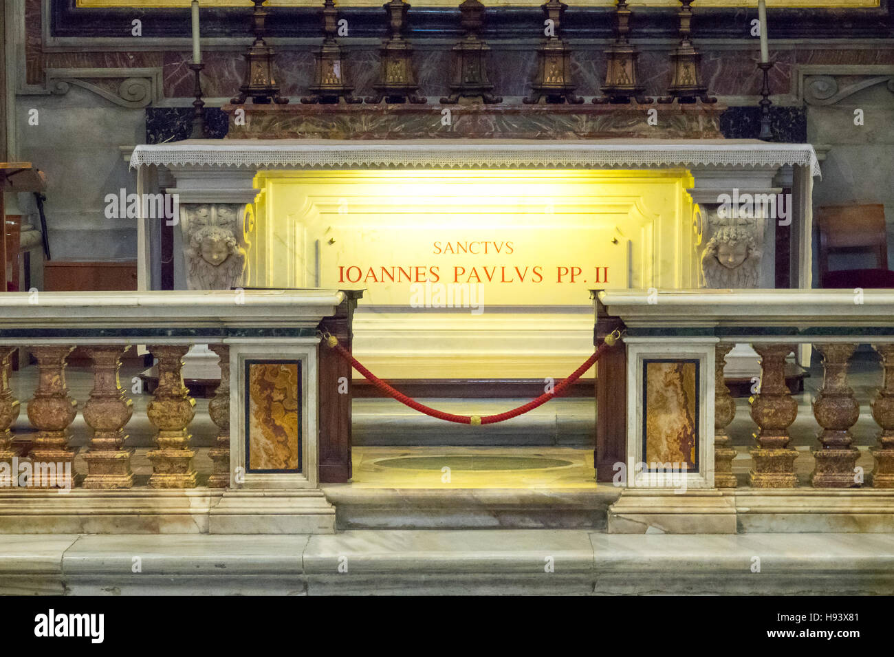 La tombe de l'ancien Pape Jean Paul II dans la Basilique St Pierre au  Vatican à Rome Photo Stock - Alamy