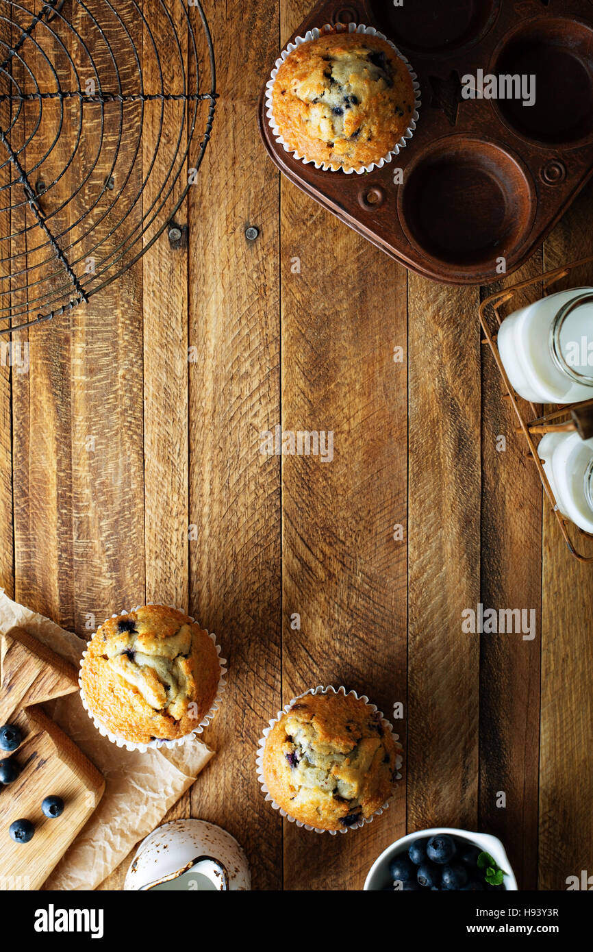 Des petits muffins aux bleuets dans un cadre rustique Banque D'Images