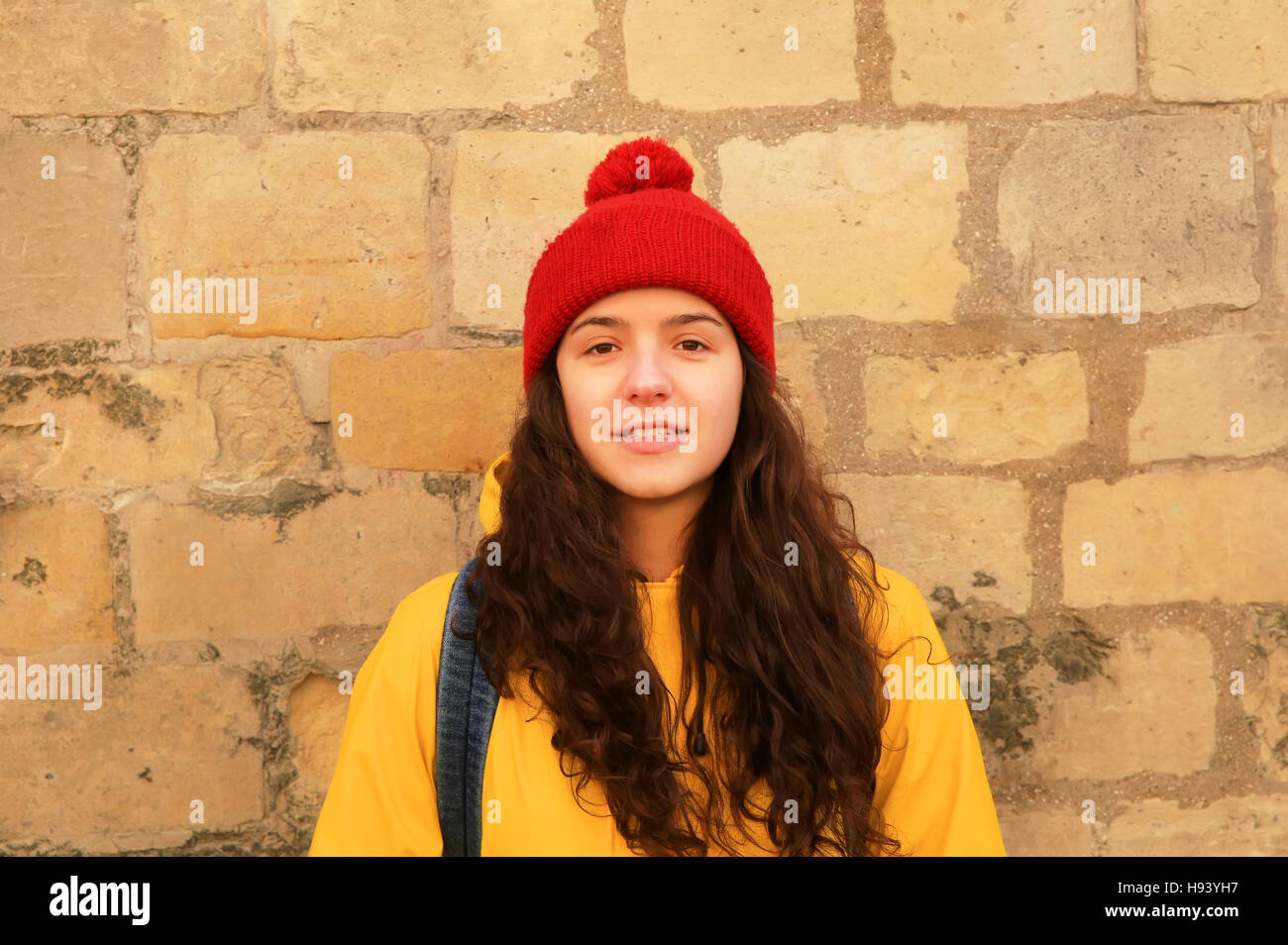 Fille étudiante sur le fond du mur de pierres Banque D'Images