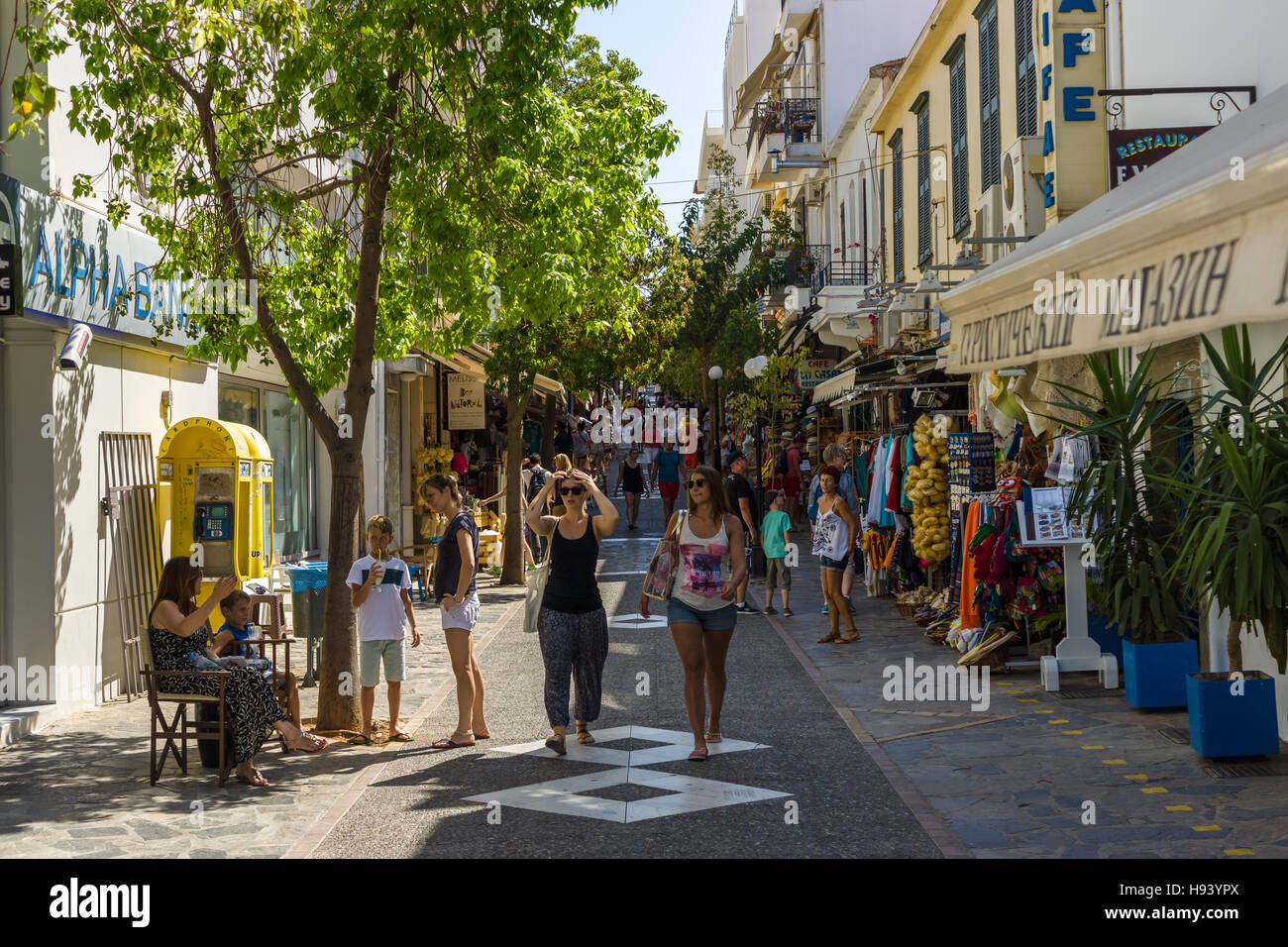 Les étroites rues commerçantes d'une ville touristique d'élite côtière Agios Nikolaos sur l'île grecque de Crète. Banque D'Images