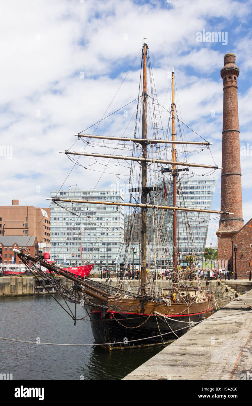 Gréé carré voilier brigantine zébu amarrée à l'Albert Dock, Liverpool, 1938 construit comme un commerçant de bois de la Baltique, maintenant en cours de restauration Banque D'Images
