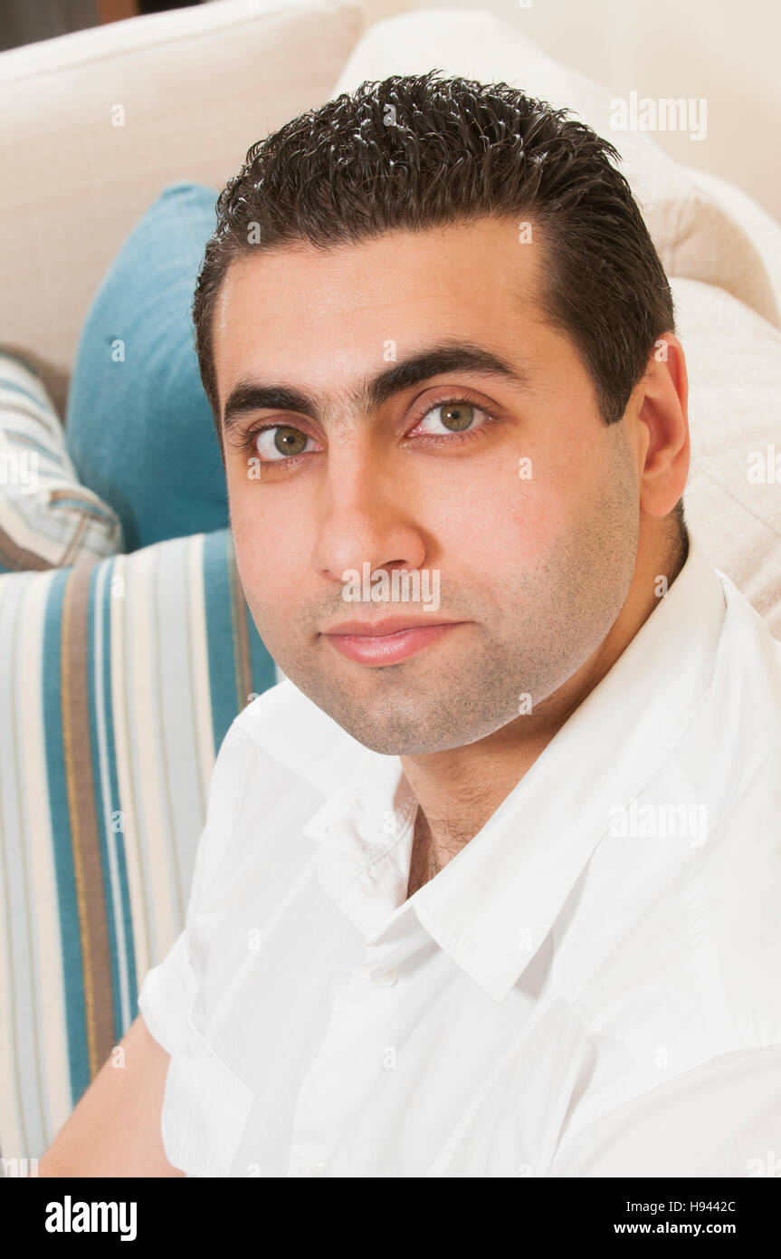 Portrait d'un homme à l'intérieur du Moyen-Orient Banque D'Images