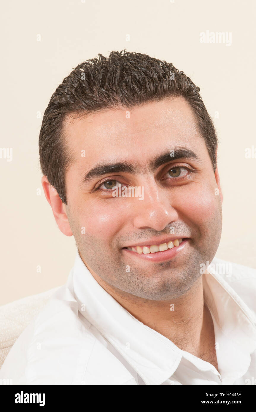 Portrait d'un homme à l'intérieur du Moyen-Orient Banque D'Images