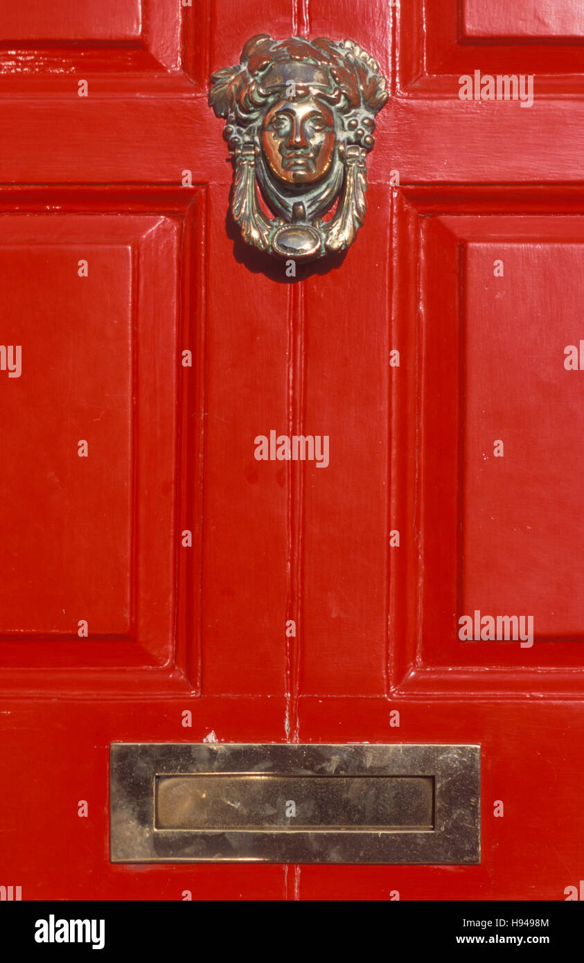 Heurtoir et lettres sur une porte rouge, Dublin, Merrion Square, Dublin, Irlande Banque D'Images