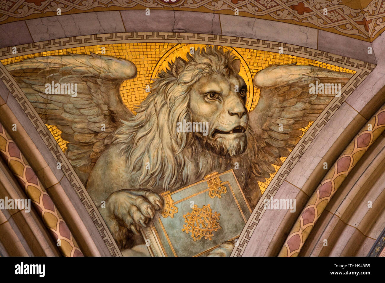 Lion ailé avec réserve, peinture dans une église Banque D'Images
