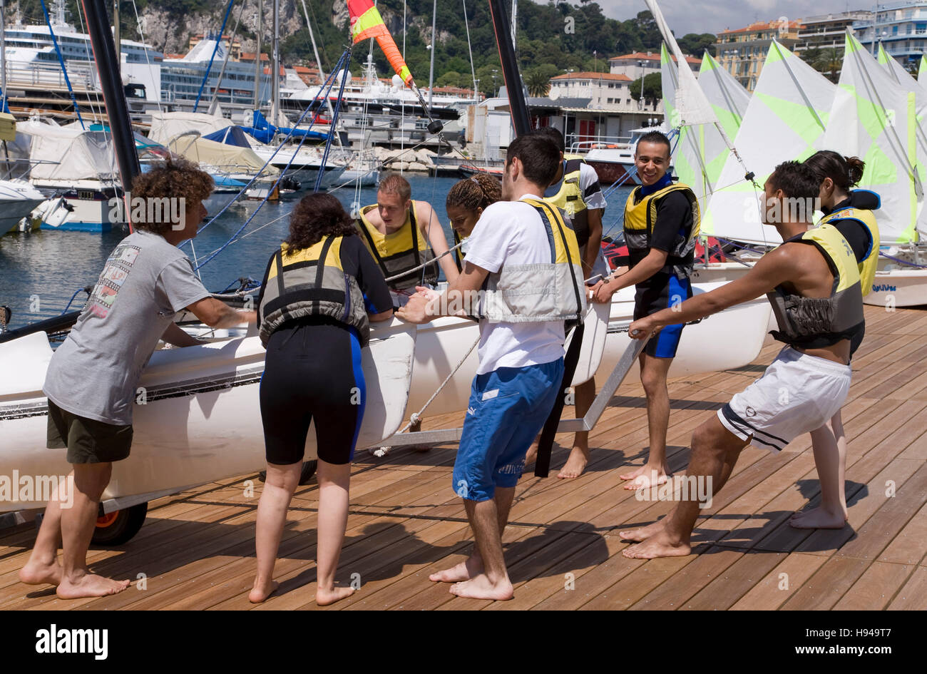 Les adolescents avec un catamaran au Club Nautique, voilier, cours de voile,  voile, Nice, Côte d'Azur, France Photo Stock - Alamy