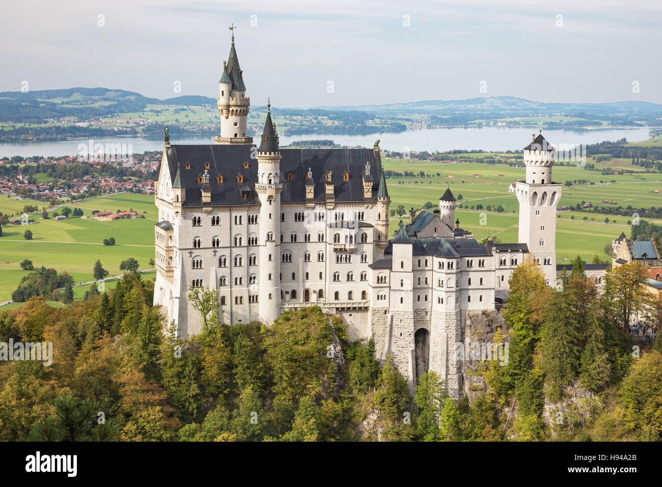 Le château de Neuschwanstein le Forggernsee avec en arrière-plan Banque D'Images