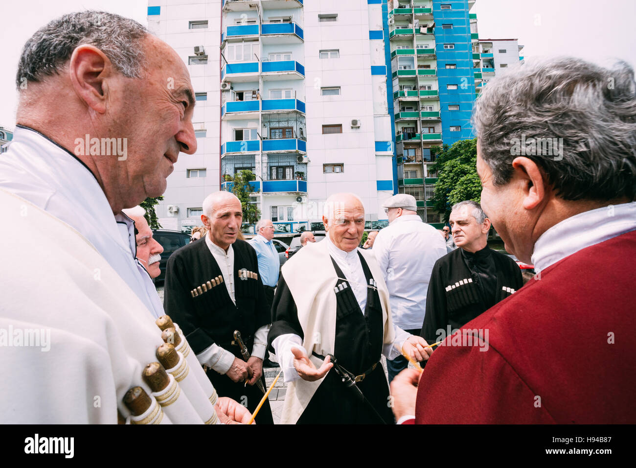 Batumi, Géorgie, l'Adjarie - Mai 26, 2016 : Les hommes de vêtements nationaux parlent entre elles dans la célébration de l'indépendance de la Géorgie. Banque D'Images