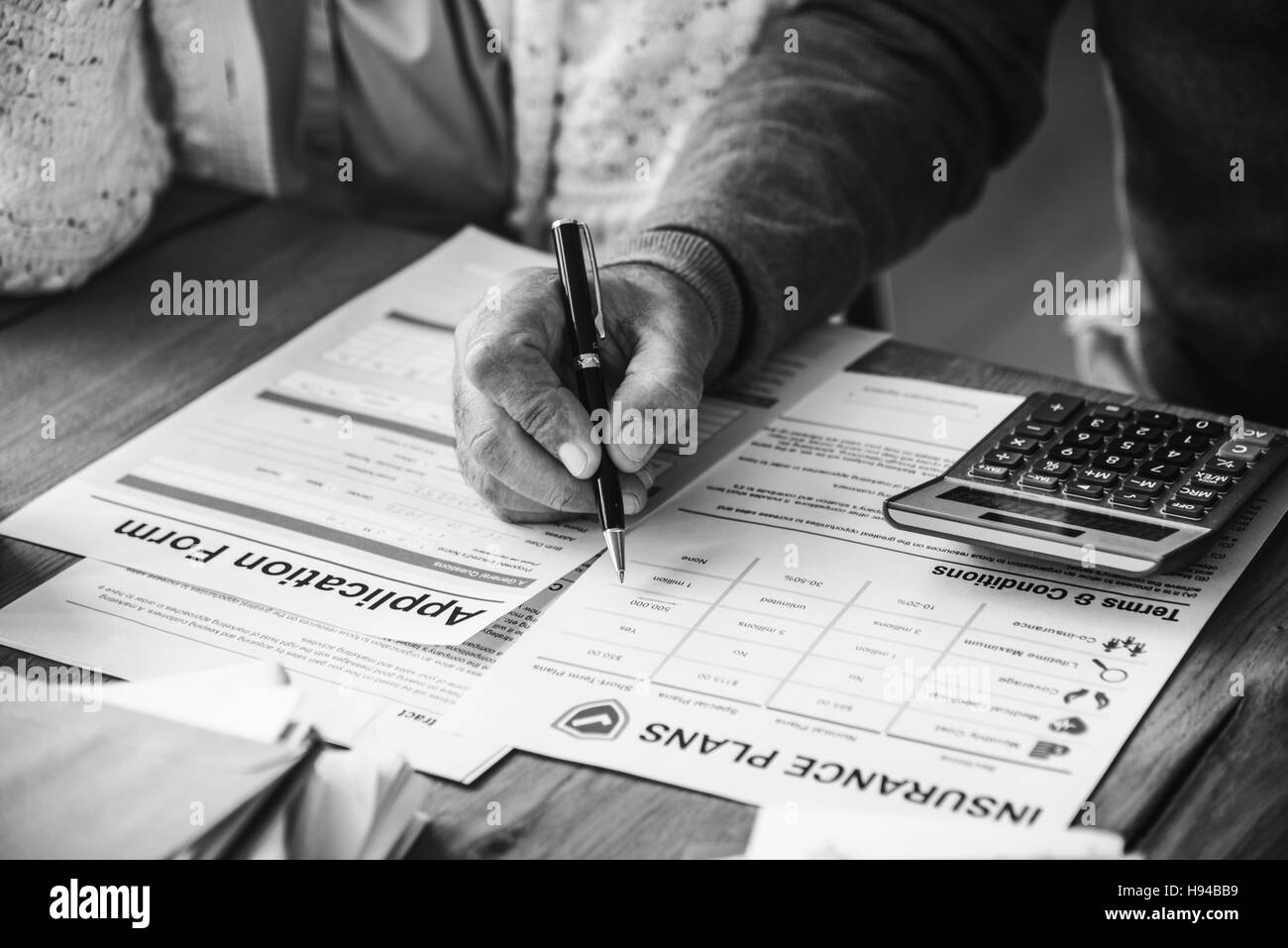 Formulaire d'assurance-vie vieux couple Concept Papier Banque D'Images