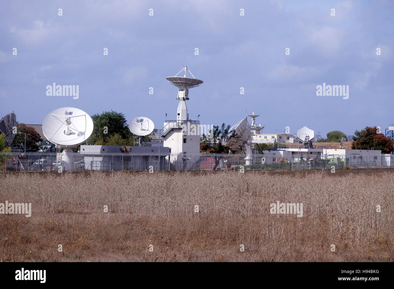 Vue sur le siège d'Israël Aerospace Industries ou IAI le premier fabricant aérospatiale et aéronautique, la production d'antenne et de systèmes pour les militaires hangtian et civil utilisée situé près de la ville de Lod, le centre d'Israël Banque D'Images