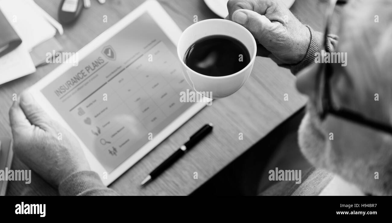 Plan d'assurance Senior Adulte Concept Tablette Banque D'Images