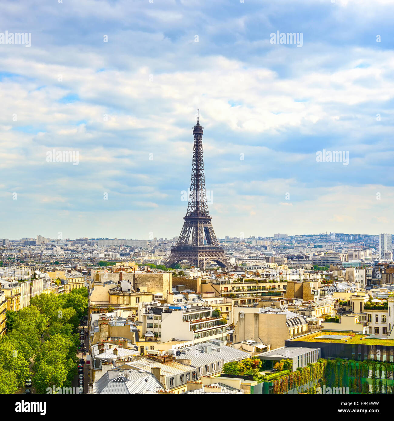 Tour Eiffel vue, vue de l'Arc de Triomphe. Paris paysage urbain. La France, l'Europe. Banque D'Images
